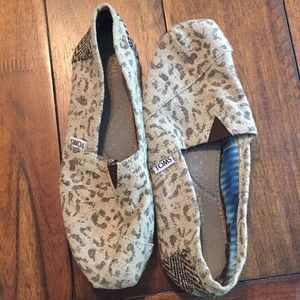 Leopard print TOMS